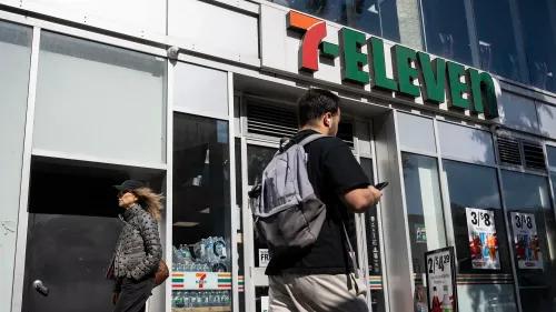 إغلاق 444 موقعًا من سلسلة 7-Eleven في أمريكا الشمالية بسبب ضعف المبيعات وتراجع حركة المرور، مع استمرار الاستثمار في المواد الغذائية.
