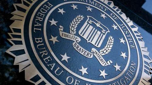 شعار مكتب التحقيقات الفيدرالي (FBI) يظهر تفاصيله، مما يعكس التحقيقات حول مؤامرة مراهق لاغتيال الرئيس ترامب.