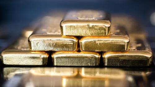 سبائك ذهبية مصفوفة، تعكس ارتفاع أسعار الذهب إلى أكثر من 2500 دولار للأونصة، مما يجعلها استثمارًا جذابًا ضد التضخم.