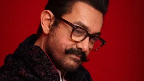 أمير خان، نجم بوليوود، يظهر بتعبير تأملي، مستعد للترويج لفيلمه \"السيدات الضائعات\" الذي يتناول قضايا النساء في المجتمع.