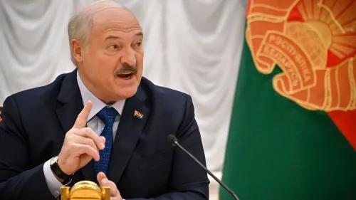 الرئيس البيلاروسي ألكسندر لوكاشينكو يتحدث خلال اجتماع، مع العلم الوطني في الخلفية، في سياق انتخابات رئاسية تثير الجدل.