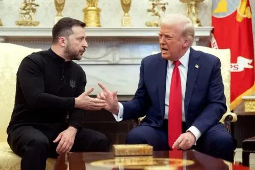 اجتماع بين الرئيس الأوكراني فولوديمير زيلينسكي والرئيس الأمريكي السابق دونالد ترامب في المكتب البيضاوي، حيث يتبادلان الحديث.