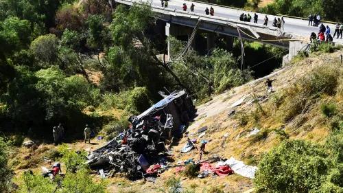 حادث تحطم حافلة في زاكاتيكاس، المكسيك، يظهر الحافلة المقلوبة بجانب الطريق مع وجود فرق الإنقاذ في الموقع.