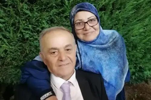 صورة لحسين ودعد طباجة، زوجان كنديان، يبتسمان معًا في مناسبة عائلية، في خلفية خضراء، تعكس الحب والذكريات قبل وفاتهما المأساوية.