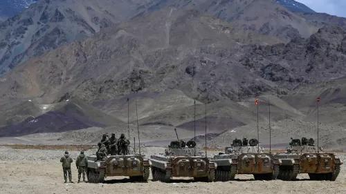 تظهر الصورة جنودًا من الهند بالقرب من دبابات على الحدود المتنازع عليها مع الصين في منطقة لاداخ، وسط جبال وعرة.