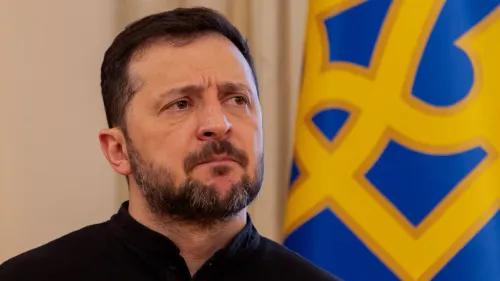 الرئيس الأوكراني زيلينسكي يتحدث بجدية أمام علم أوكرانيا، معبرًا عن قلقه بشأن المفاوضات مع الولايات المتحدة حول المعادن النادرة.