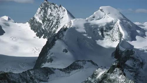 منظر لجبل ريمبفيشهورن المغطى بالثلوج، حيث تم العثور على جثث خمسة متزلجين بالقرب من النهر الجليدي.