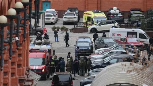 موقع الحادث في موسكو حيث وقع انفجار أدى إلى وفاة أرمين سركيسيان، مع وجود سيارات إسعاف وعناصر من الشرطة في الموقع.