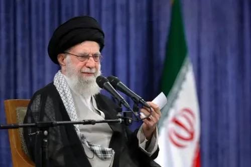 علي خامنئي، المرشد الأعلى الإيراني، يتحدث خلال مؤتمر صحفي، مع العلم الإيراني خلفه، معبرًا عن رد فعل إيران على الهجمات الإسرائيلية.