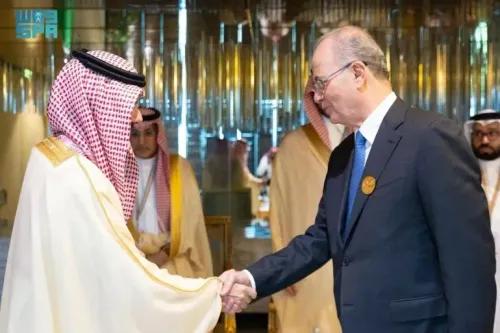 قادة عرب ومسلمون يتصافحون في قمة بالرياض لمناقشة الأوضاع في غزة ولبنان، وسط دعوات لوقف العدوان وتقديم الدعم.