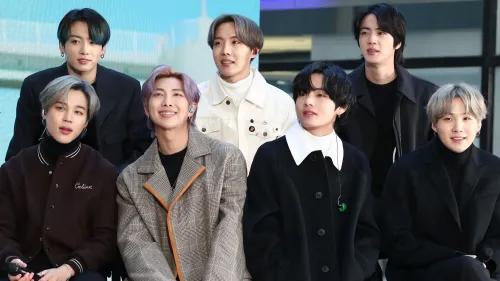 فرقة BTS تتجمع معًا في بث مباشر، حيث يعلن الأعضاء عن ألبوم جديد وجولة عالمية في ربيع 2026 بعد انتهاء خدمتهم العسكرية.