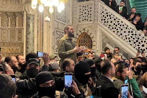 زعيم هيئة تحرير الشام، أبو محمد الجولاني، يلقي خطابًا في المسجد الأموي بدمشق وسط حشد من المؤيدين بعد السيطرة على المدينة.