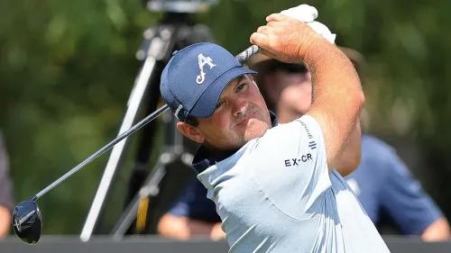 باتريك ريد يسدد كرة الجولف في حفرة 12 خلال بطولة LIV Golf Adelaide، بينما يحتفل الجمهور برمي الأكواب.