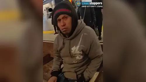 رجل يجلس في محطة قطار أنفاق، يُشتبه في تورطه في حريق متعمد أدى إلى مقتل امرأة في نيويورك.