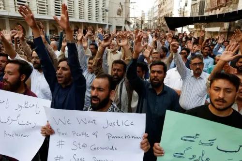 مظاهرة حاشدة في كراتشي تطالب بالعدالة لأهالي باراشينار، مع لافتات تدين العنف الطائفي وتدعو لوقف الإبادة.