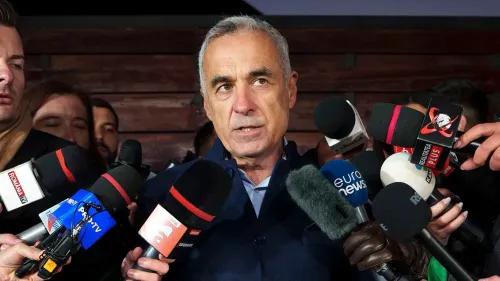 كالين جورجيسكو، المرشح اليميني المتطرف، يتحدث وسط مجموعة من الصحفيين خلال تجمع احتجاجي بعد منعه من الترشح في الانتخابات الرئاسية.
