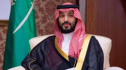محمد بن سلمان، ولي العهد السعودي، جالس في مقعد مع العلم السعودي خلفه، يعكس التوترات حول حقوق الإنسان والإصلاحات.