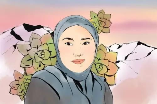 صورة توضح ميديانا تالانتبيكوفا، شابة ترتدي حجابًا، محاطة بنباتات العصارة والجبال في الخلفية، تعكس جمال طبيعة قيرغيزستان.