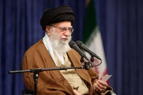 المرشد الأعلى الإيراني آية الله علي خامنئي يلقي خطابًا، مؤكدًا على استمرار محور المقاومة في مواجهة التحديات الإقليمية.