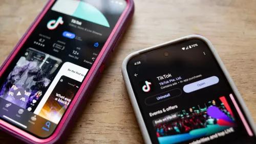 تظهر الصورة شاشتين لهاتفين محمولين يعرضان تطبيق تيك توك، مع تفاصيل حول التنزيل والمحتوى، مما يعكس التوتر حول حظر التطبيق في الولايات المتحدة.