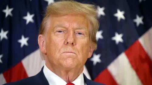 دونالد ترامب يظهر بملامح جدية أمام علم أمريكي، بعد إدانته بتزوير سجلات تجارية، مما يجعله أول رئيس سابق يُدان بجناية.