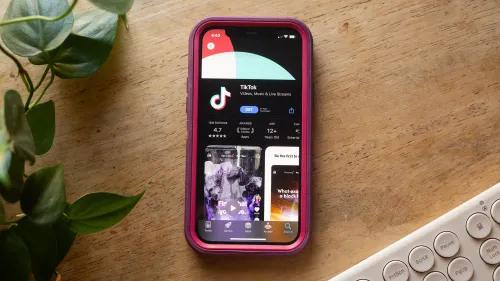 تطبيق تيك توك مفتوح على شاشة هاتف ذكي، يظهر تقييمه 4.7 نجوم وعدد التحميلات، مع تصميم واجهته الجذابة.