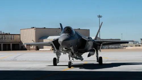 طائرة F-35A المقاتلة على مدرج الطائرات، تمثل تعزيزًا كبيرًا لقدرات المملكة المتحدة النووية في إطار دعم حلف الناتو.
