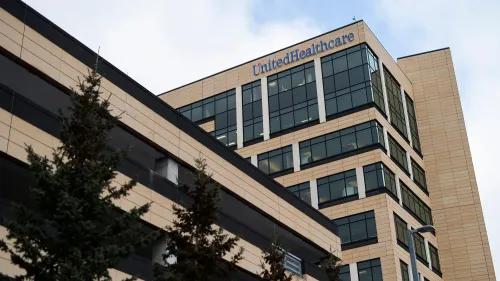 مبنى شركة UnitedHealthcare مع شعار الشركة، يعكس التغيير في القيادة بعد تعيين تيم نويل رئيسًا تنفيذيًا جديدًا.