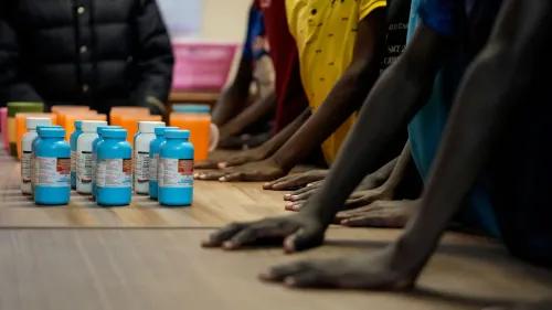 أدوية مضادة للفيروسات القهقرية موضوعة على طاولة في دار نيومباني للأطفال، حيث يشارك الأطفال في العلاج والرعاية الصحية.