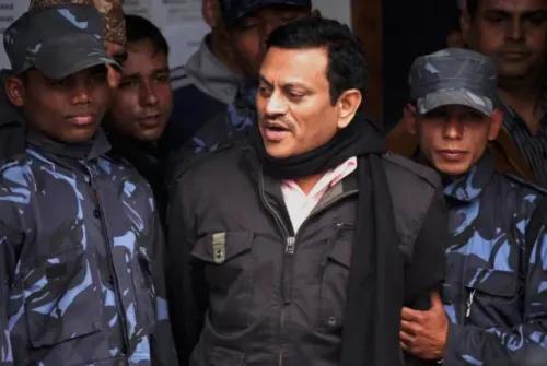 سفير الدين، رجل في الـ45 من عمره، يظهر مع رجال الشرطة في دكا، حيث يتحدث عن معاناته بعد بيع كليته بسبب الفقر.