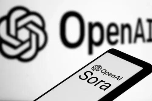شاشة هاتف تعرض اسم \"Sora\" مع شعار OpenAI في الخلفية، تشير إلى إطلاق برنامج توليد الفيديو بالذكاء الاصطناعي Sora Turbo.