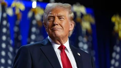 صورة لدونالد ترامب مبتسمًا أثناء حدث رسمي، مع خلفية تتضمن أعلام أمريكية، تعكس أجواء الانتخابات الرئاسية والتحولات السياسية.