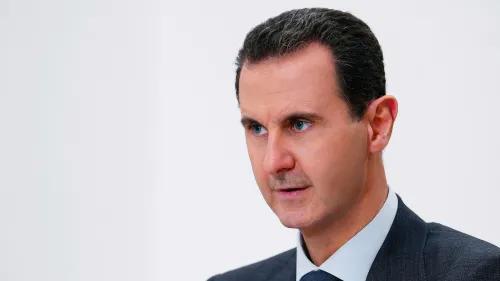 بشار الأسد، رئيس سوريا، يظهر بتعبير جاد، مع خلفية بيضاء، في سياق الحديث عن حكمه الاستبدادي وتأثيره في الحرب الأهلية.