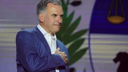 يظهر ياماندو أورسي، الرئيس المنتخب لأوروغواي، أثناء إلقاء خطاب فوزه، مع خلفية تمثل رموز العدالة.