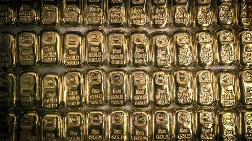 أقراص ذهبية مصفوفة بشكل منظم، تعكس ارتفاع أسعار الذهب وسط زيادة الطلب من البنوك المركزية والمستثمرين بسبب التضخم.