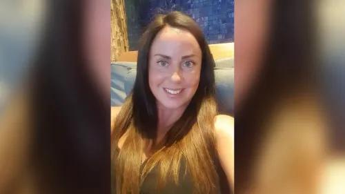 صورة لامرأة مبتسمة ذات شعر طويل، تُظهر ملامحها بوضوح، تعكس حياتها اليومية كمديرة صالون تجميل.