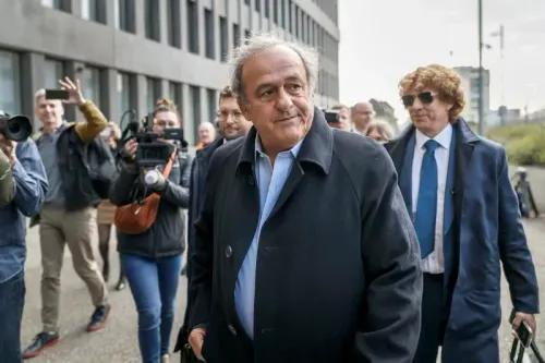 ميشيل بلاتيني يغادر المحكمة في سويسرا وسط حشد من الصحفيين، بعد تبرئته من تهم الفساد المتعلقة بدفع مبلغ مليوني فرنك.