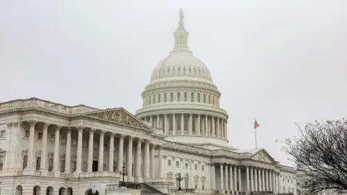 مبنى الكابيتول الأمريكي يظهر في ضباب كثيف، مع قبة المبنى والعمود الفقري المميز، في سياق مناقشات تشريعية حول الهجرة.