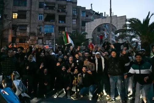 احتفالات حاشدة في دمشق بعد تحرير المدينة من قوات الأسد، حيث يرفع المشاركون الأعلام ويعبرون عن فرحتهم بسقوط النظام.